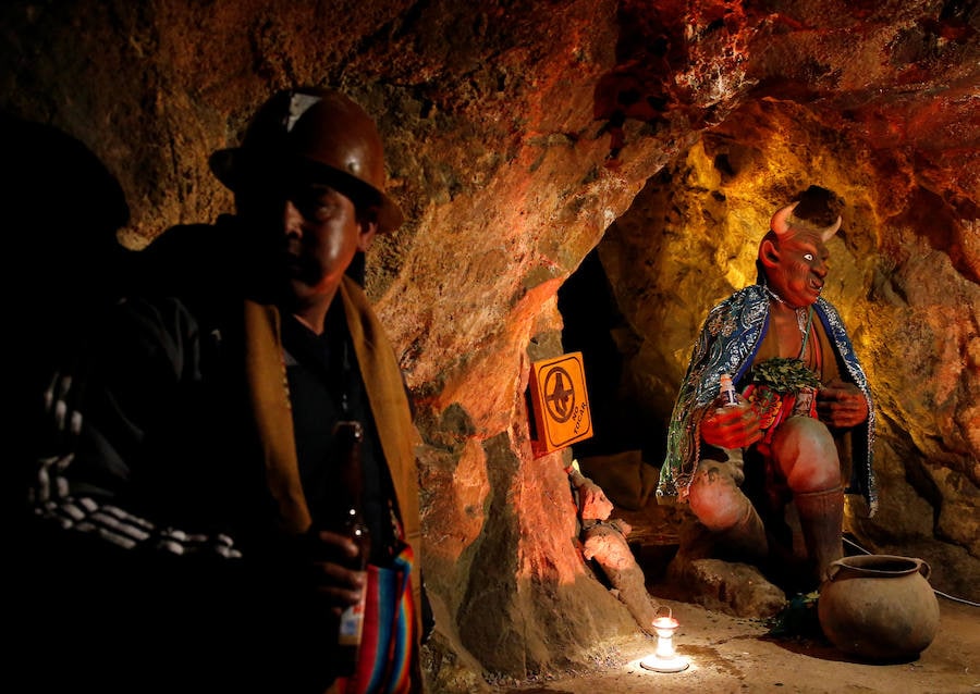 Esta ancentral tradición consiste en un convite ofrecido al "tío", un demonio que protege a los mineros, como parte del Carnaval de Oruro, en Bolivia, declarado Patrimonio de la Humanidad.