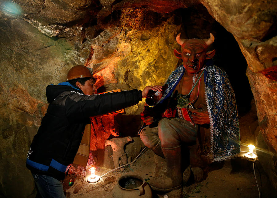 Esta ancentral tradición consiste en un convite ofrecido al "tío", un demonio que protege a los mineros, como parte del Carnaval de Oruro, en Bolivia, declarado Patrimonio de la Humanidad.