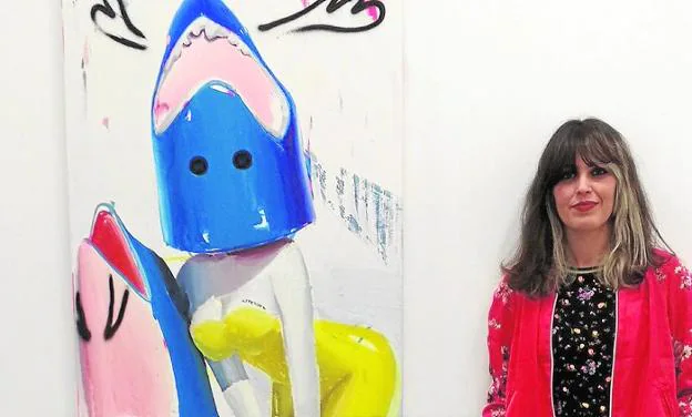 La pintora Ana Barriga, en la galería T20 junto a una de sus obras.