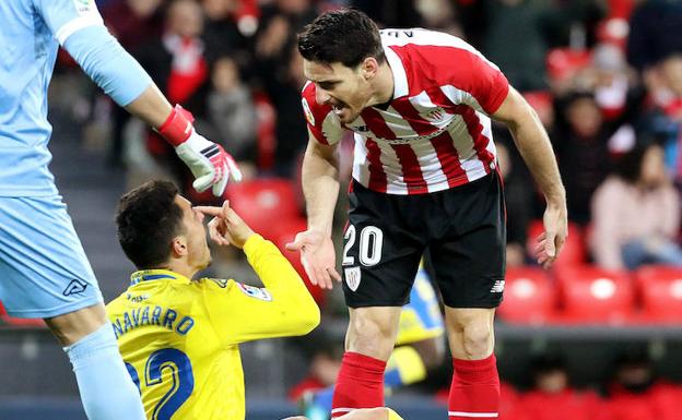 Ximo Navarro (c) recrimina a Aritz Aduriz. 