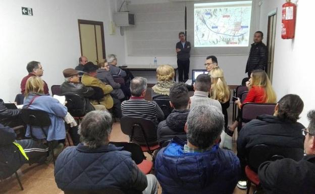 José Antonio Fernández Lladó presentando a los vecinos de Zeneta el proyecto.