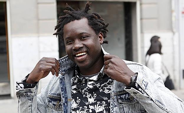 Mamadou Bamba sonríe en mitad de la plaza Santo Domingo, en Murcia. 