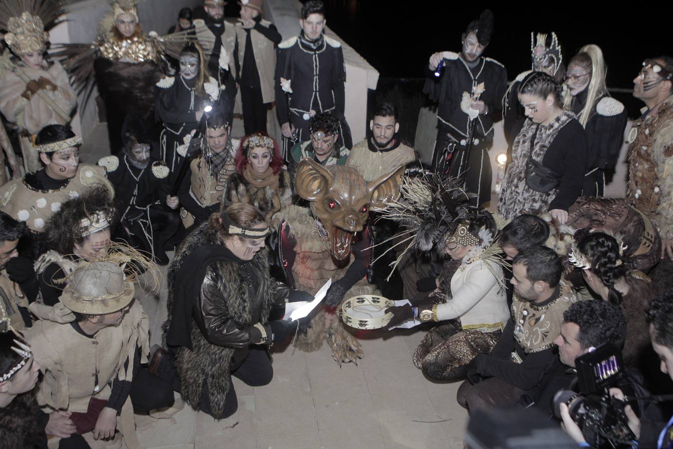 José Antonio Patrón encarnó a la bestia con un traje que simulaba un murciélago y asustó a todo el público con un séquito de 60 samuráis