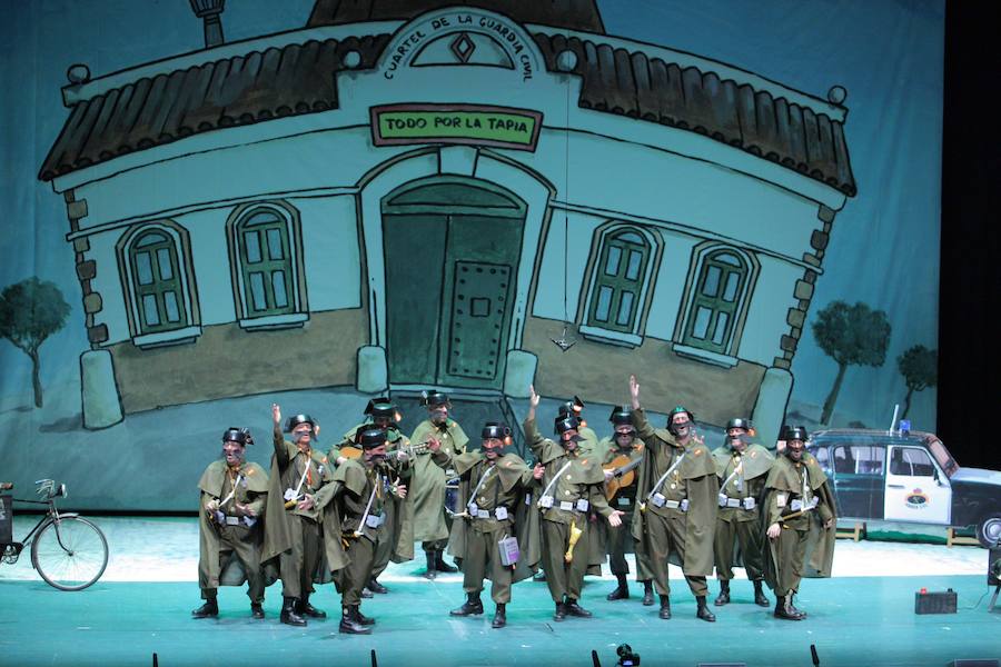 Las chirigotas sacan punta en El Batel a los conflictos políticos nacionales y locales