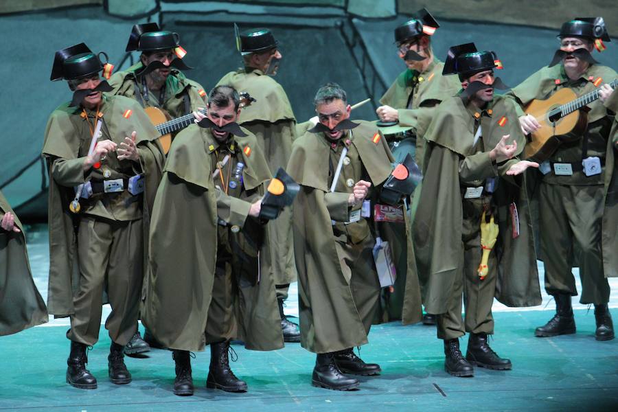 Las chirigotas sacan punta en El Batel a los conflictos políticos nacionales y locales