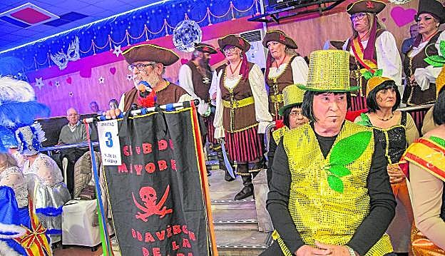 Pancarta de la comparsa Amistad, de Las Seiscientas. Abajo, las mayores de La Vida de los Molinos Marfagones.