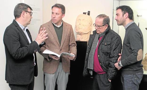 Andrés Martínez, Fulgencio Gil, Juan José Morenilla y Agustín Llamas, junto a la cabeza ibérica que ilustra la cubierta de 'Alberca'.