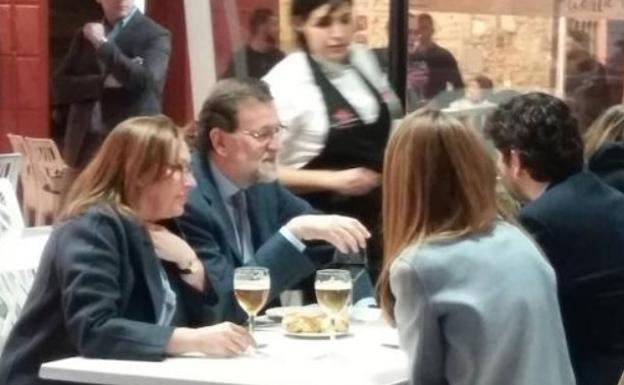 Rajoy y su esposa toman un aperitivo junto a López Miras y su novia en una terraza de Cartagena ayer viernes.