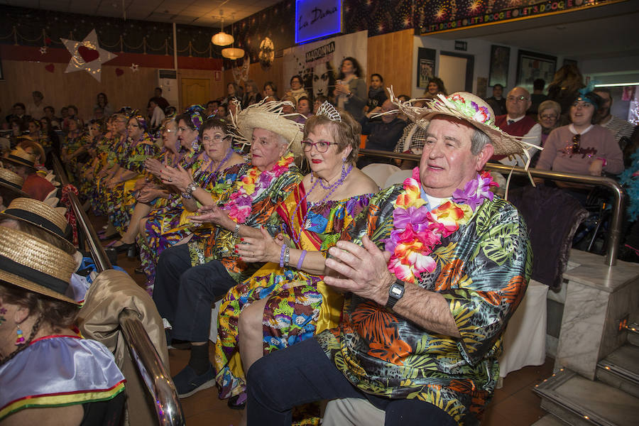 Decenas de mayores de los clubes del municipio de Cartagena celebran la tradicional gala de Carnaval