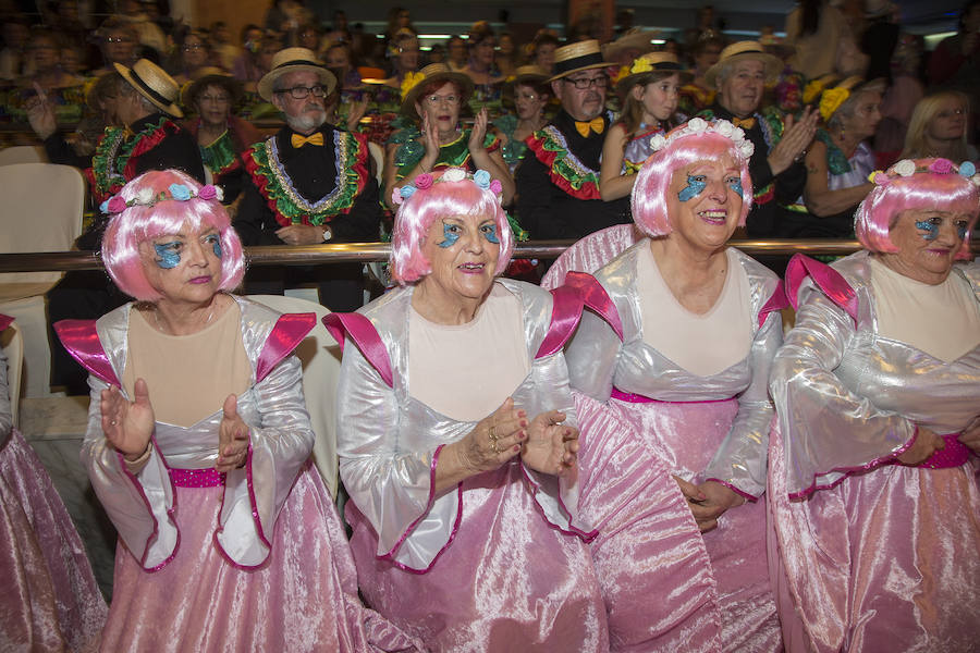 Decenas de mayores de los clubes del municipio de Cartagena celebran la tradicional gala de Carnaval