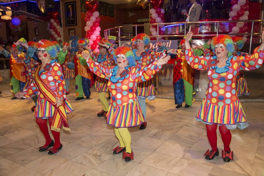 Decenas de mayores de los clubes del municipio de Cartagena celebran la tradicional gala de Carnaval