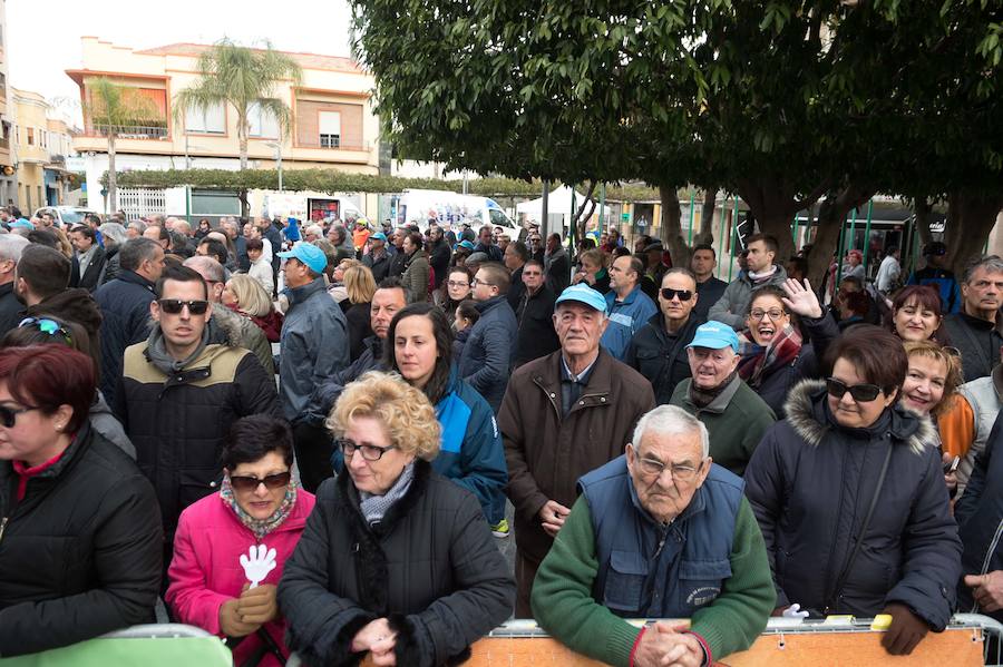 Alejandro Valverde, José Joaquín Rojas, Luis León Sánchez, Tony Martin o Philippe Gilbert son algunas de las caras más conocidas que se congregaron este sábado por la mañana en Beniel para tomar la salida de la Vuelta a Murcia. Una prueba que este año cuenta con un recorrido de 208 kilómetros, la subida de tres puertos y una meta ubicada en la Gran Vía de Murcia