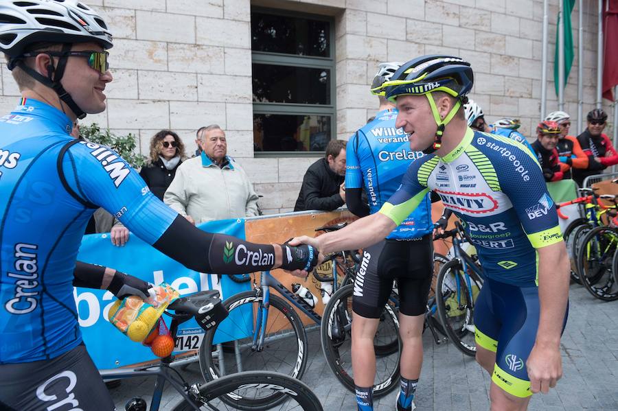 Alejandro Valverde, José Joaquín Rojas, Luis León Sánchez, Tony Martin o Philippe Gilbert son algunas de las caras más conocidas que se congregaron este sábado por la mañana en Beniel para tomar la salida de la Vuelta a Murcia. Una prueba que este año cuenta con un recorrido de 208 kilómetros, la subida de tres puertos y una meta ubicada en la Gran Vía de Murcia
