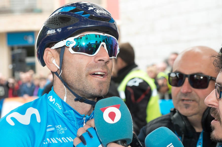 Alejandro Valverde, José Joaquín Rojas, Luis León Sánchez, Tony Martin o Philippe Gilbert son algunas de las caras más conocidas que se congregaron este sábado por la mañana en Beniel para tomar la salida de la Vuelta a Murcia. Una prueba que este año cuenta con un recorrido de 208 kilómetros, la subida de tres puertos y una meta ubicada en la Gran Vía de Murcia