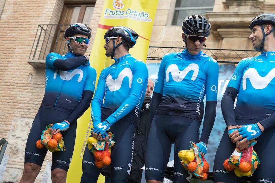 Alejandro Valverde, José Joaquín Rojas, Luis León Sánchez, Tony Martin o Philippe Gilbert son algunas de las caras más conocidas que se congregaron este sábado por la mañana en Beniel para tomar la salida de la Vuelta a Murcia. Una prueba que este año cuenta con un recorrido de 208 kilómetros, la subida de tres puertos y una meta ubicada en la Gran Vía de Murcia