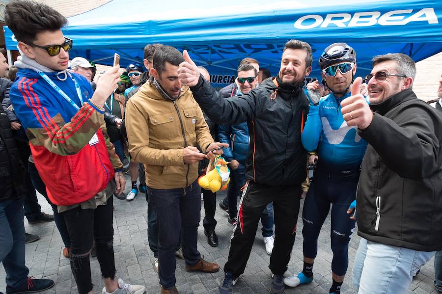 Alejandro Valverde, José Joaquín Rojas, Luis León Sánchez, Tony Martin o Philippe Gilbert son algunas de las caras más conocidas que se congregaron este sábado por la mañana en Beniel para tomar la salida de la Vuelta a Murcia. Una prueba que este año cuenta con un recorrido de 208 kilómetros, la subida de tres puertos y una meta ubicada en la Gran Vía de Murcia