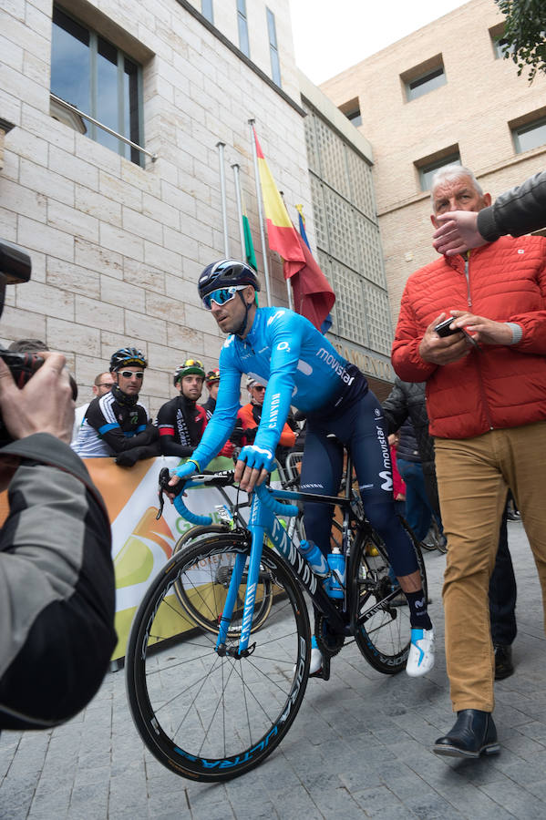 Alejandro Valverde, José Joaquín Rojas, Luis León Sánchez, Tony Martin o Philippe Gilbert son algunas de las caras más conocidas que se congregaron este sábado por la mañana en Beniel para tomar la salida de la Vuelta a Murcia. Una prueba que este año cuenta con un recorrido de 208 kilómetros, la subida de tres puertos y una meta ubicada en la Gran Vía de Murcia