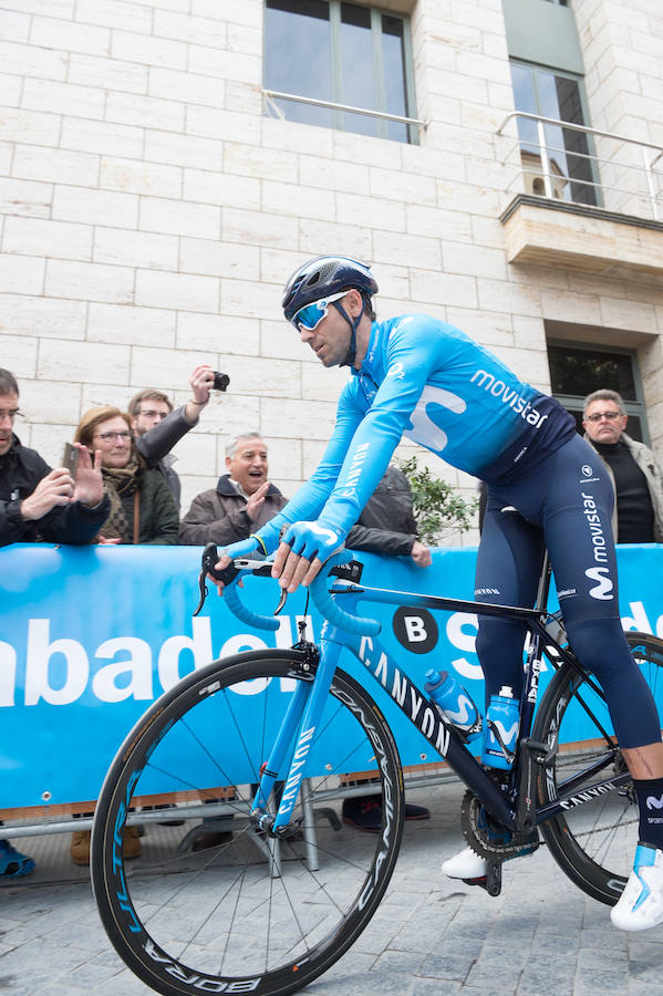 Alejandro Valverde, José Joaquín Rojas, Luis León Sánchez, Tony Martin o Philippe Gilbert son algunas de las caras más conocidas que se congregaron este sábado por la mañana en Beniel para tomar la salida de la Vuelta a Murcia. Una prueba que este año cuenta con un recorrido de 208 kilómetros, la subida de tres puertos y una meta ubicada en la Gran Vía de Murcia
