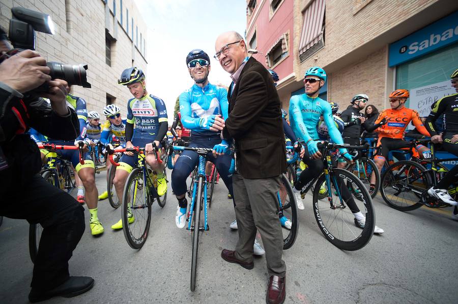 Alejandro Valverde, José Joaquín Rojas, Luis León Sánchez, Tony Martin o Philippe Gilbert son algunas de las caras más conocidas que se congregaron este sábado por la mañana en Beniel para tomar la salida de la Vuelta a Murcia. Una prueba que este año cuenta con un recorrido de 208 kilómetros, la subida de tres puertos y una meta ubicada en la Gran Vía de Murcia