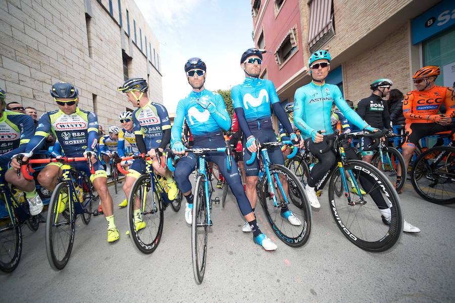 Alejandro Valverde, José Joaquín Rojas, Luis León Sánchez, Tony Martin o Philippe Gilbert son algunas de las caras más conocidas que se congregaron este sábado por la mañana en Beniel para tomar la salida de la Vuelta a Murcia. Una prueba que este año cuenta con un recorrido de 208 kilómetros, la subida de tres puertos y una meta ubicada en la Gran Vía de Murcia