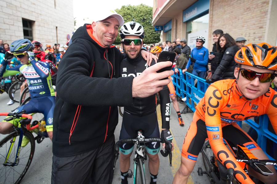 Alejandro Valverde, José Joaquín Rojas, Luis León Sánchez, Tony Martin o Philippe Gilbert son algunas de las caras más conocidas que se congregaron este sábado por la mañana en Beniel para tomar la salida de la Vuelta a Murcia. Una prueba que este año cuenta con un recorrido de 208 kilómetros, la subida de tres puertos y una meta ubicada en la Gran Vía de Murcia