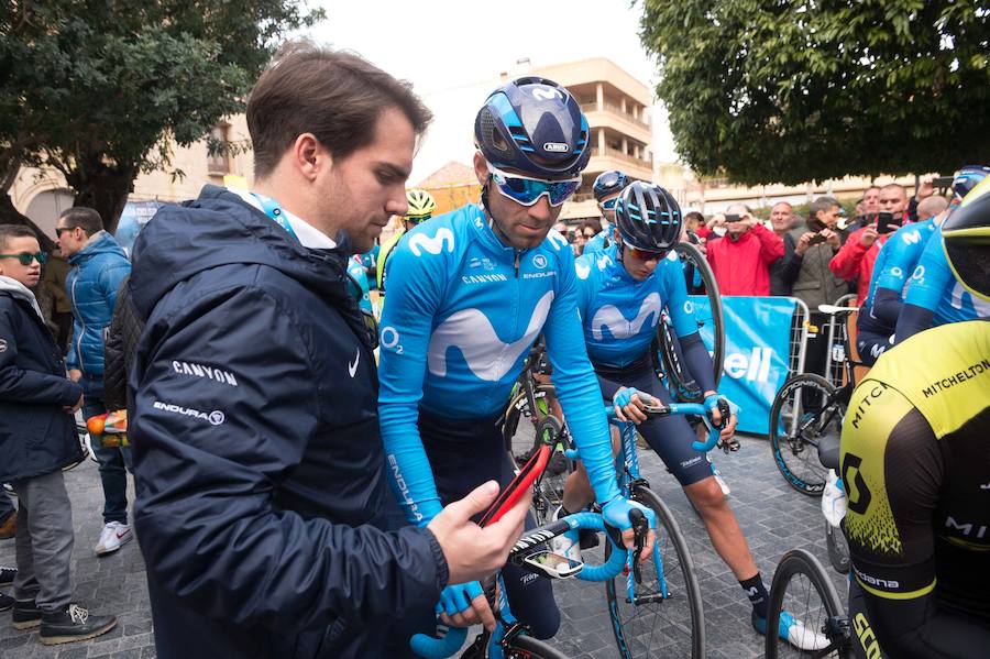 Alejandro Valverde, José Joaquín Rojas, Luis León Sánchez, Tony Martin o Philippe Gilbert son algunas de las caras más conocidas que se congregaron este sábado por la mañana en Beniel para tomar la salida de la Vuelta a Murcia. Una prueba que este año cuenta con un recorrido de 208 kilómetros, la subida de tres puertos y una meta ubicada en la Gran Vía de Murcia