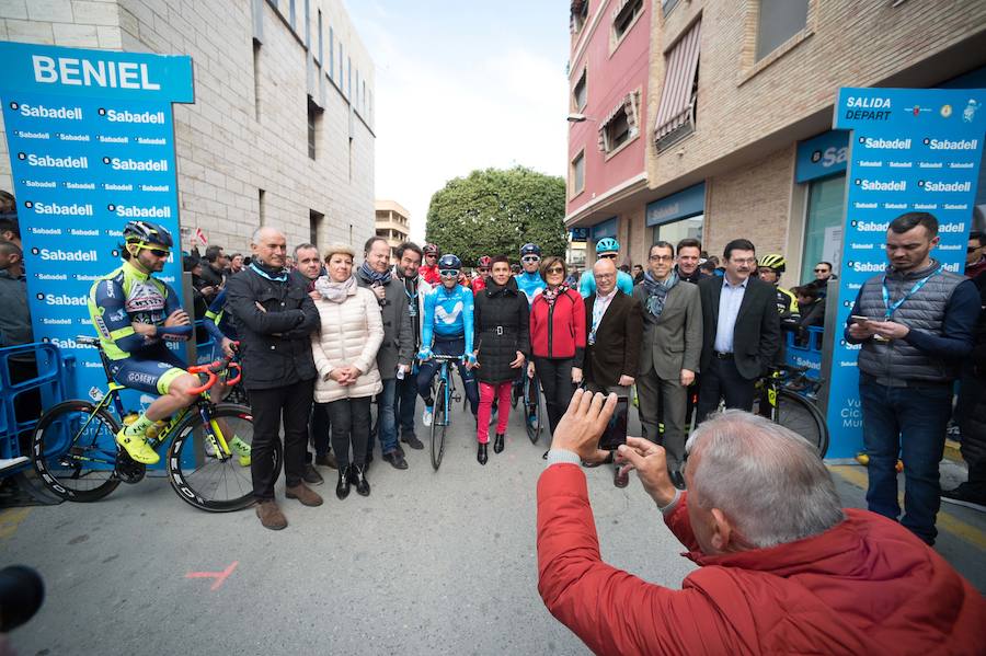 Alejandro Valverde, José Joaquín Rojas, Luis León Sánchez, Tony Martin o Philippe Gilbert son algunas de las caras más conocidas que se congregaron este sábado por la mañana en Beniel para tomar la salida de la Vuelta a Murcia. Una prueba que este año cuenta con un recorrido de 208 kilómetros, la subida de tres puertos y una meta ubicada en la Gran Vía de Murcia