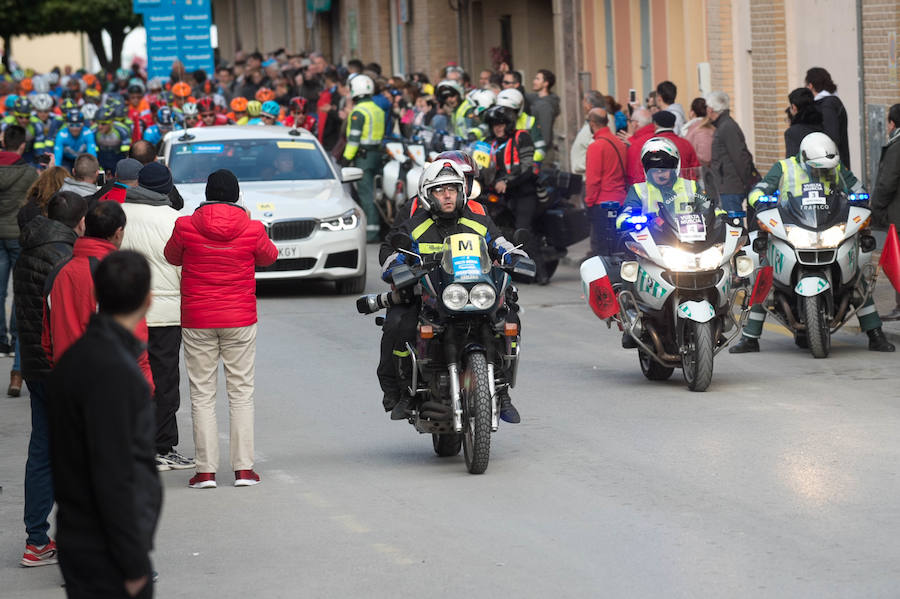 Alejandro Valverde, José Joaquín Rojas, Luis León Sánchez, Tony Martin o Philippe Gilbert son algunas de las caras más conocidas que se congregaron este sábado por la mañana en Beniel para tomar la salida de la Vuelta a Murcia. Una prueba que este año cuenta con un recorrido de 208 kilómetros, la subida de tres puertos y una meta ubicada en la Gran Vía de Murcia