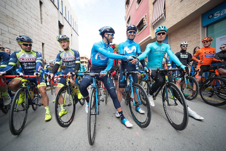 Alejandro Valverde, José Joaquín Rojas, Luis León Sánchez, Tony Martin o Philippe Gilbert son algunas de las caras más conocidas que se congregaron este sábado por la mañana en Beniel para tomar la salida de la Vuelta a Murcia. Una prueba que este año cuenta con un recorrido de 208 kilómetros, la subida de tres puertos y una meta ubicada en la Gran Vía de Murcia