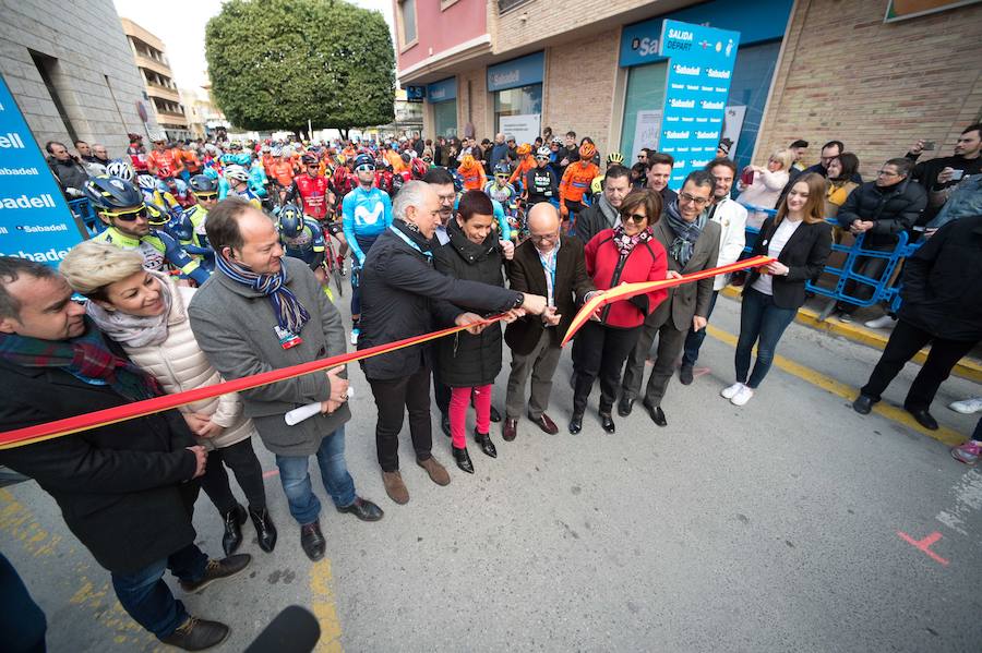 Alejandro Valverde, José Joaquín Rojas, Luis León Sánchez, Tony Martin o Philippe Gilbert son algunas de las caras más conocidas que se congregaron este sábado por la mañana en Beniel para tomar la salida de la Vuelta a Murcia. Una prueba que este año cuenta con un recorrido de 208 kilómetros, la subida de tres puertos y una meta ubicada en la Gran Vía de Murcia