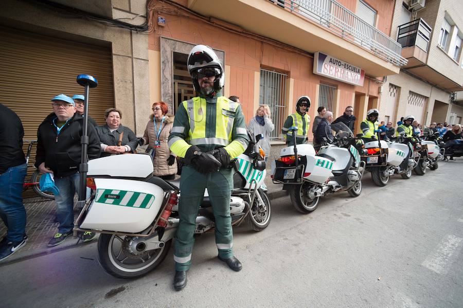 Alejandro Valverde, José Joaquín Rojas, Luis León Sánchez, Tony Martin o Philippe Gilbert son algunas de las caras más conocidas que se congregaron este sábado por la mañana en Beniel para tomar la salida de la Vuelta a Murcia. Una prueba que este año cuenta con un recorrido de 208 kilómetros, la subida de tres puertos y una meta ubicada en la Gran Vía de Murcia