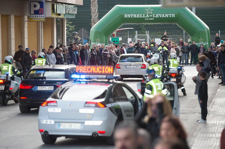 Alejandro Valverde, José Joaquín Rojas, Luis León Sánchez, Tony Martin o Philippe Gilbert son algunas de las caras más conocidas que se congregaron este sábado por la mañana en Beniel para tomar la salida de la Vuelta a Murcia. Una prueba que este año cuenta con un recorrido de 208 kilómetros, la subida de tres puertos y una meta ubicada en la Gran Vía de Murcia