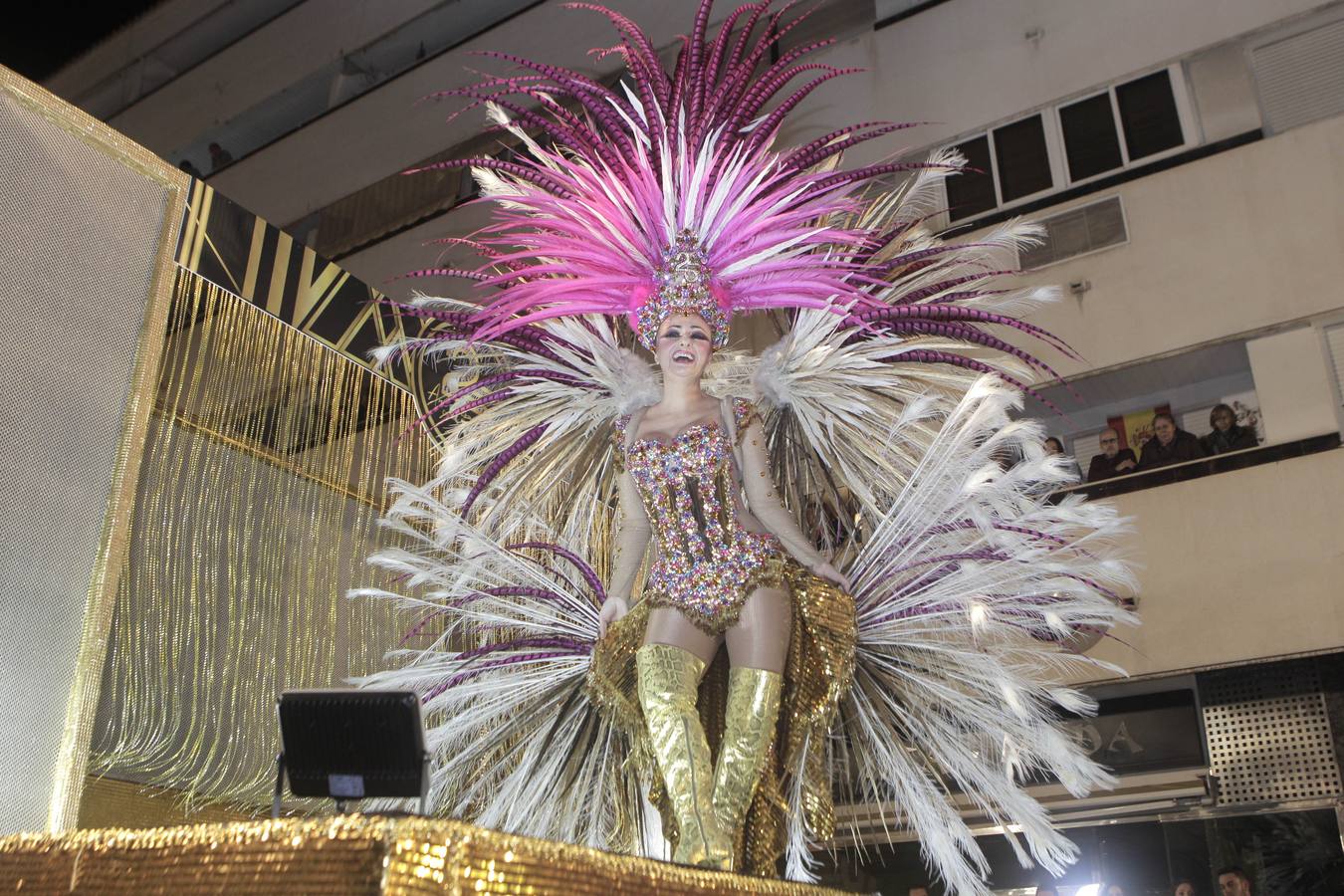 Las plumas y la fantasía desfilan por las calles de Águilas en el Lunes de Carnaval.