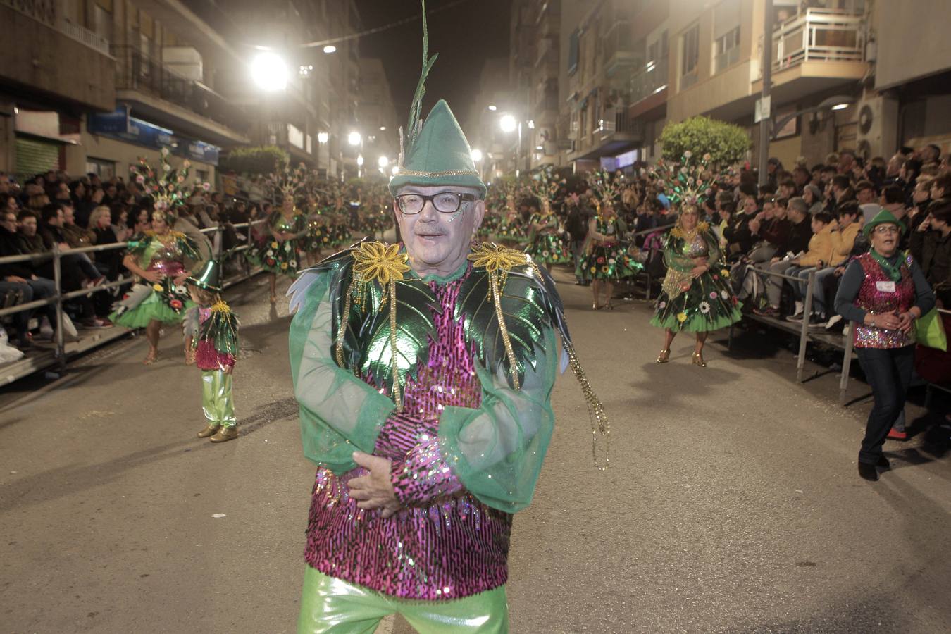 Las plumas y la fantasía desfilan por las calles de Águilas en el Lunes de Carnaval.