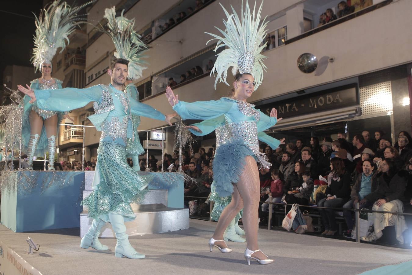 Las plumas y la fantasía desfilan por las calles de Águilas en el Lunes de Carnaval.