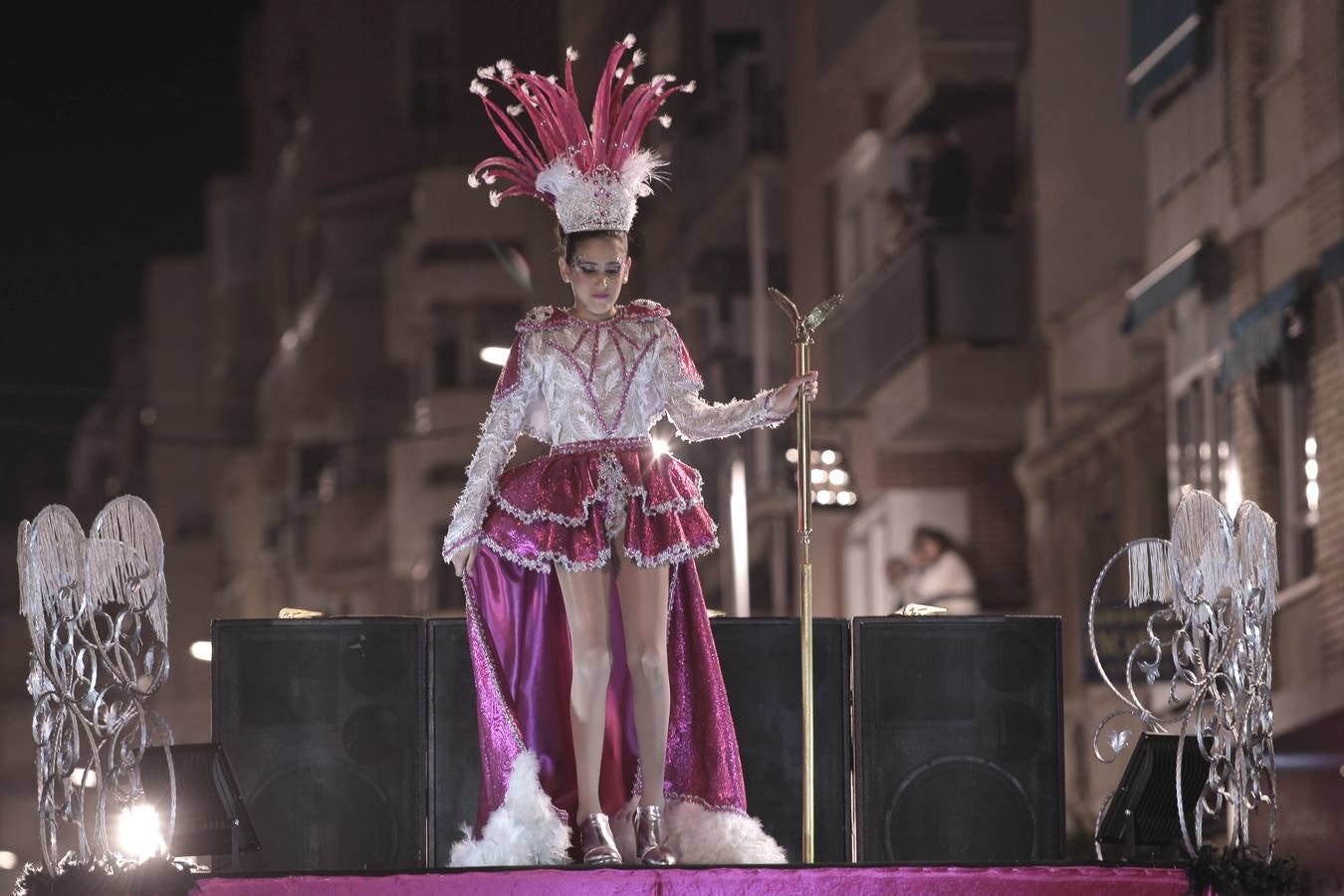 Las plumas y la fantasía desfilan por las calles de Águilas en el Lunes de Carnaval.