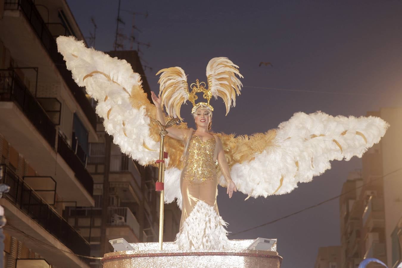 Las plumas y la fantasía desfilan por las calles de Águilas en el Lunes de Carnaval.