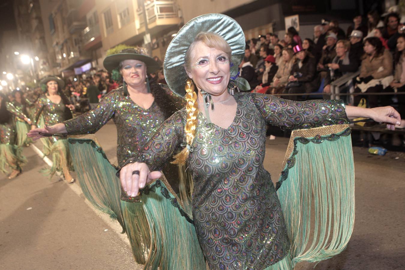 Las plumas y la fantasía desfilan por las calles de Águilas en el Lunes de Carnaval.