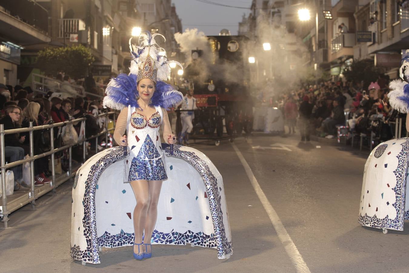 Las plumas y la fantasía desfilan por las calles de Águilas en el Lunes de Carnaval.