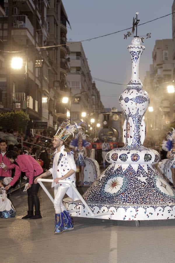 Las plumas y la fantasía desfilan por las calles de Águilas en el Lunes de Carnaval.