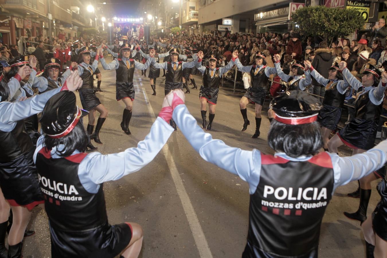 Las plumas y la fantasía desfilan por las calles de Águilas en el Lunes de Carnaval.