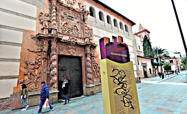 El cartel con la información del Palacio de Guevara, frente a su fachada principal, es uno de los que han aparecido con pintadas.