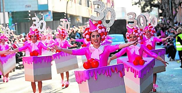 Comparsa Las de Pata Negra, ayer, en Cabezo de Torres.