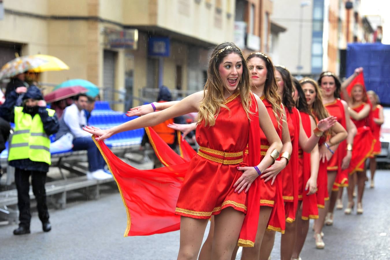 La lluvia y el viento desapacible deslucieron el lunes el segundo desfile de comparsas del Carnaval de Cabezo de Torres