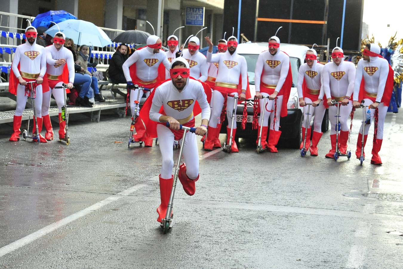 La lluvia y el viento desapacible deslucieron el lunes el segundo desfile de comparsas del Carnaval de Cabezo de Torres