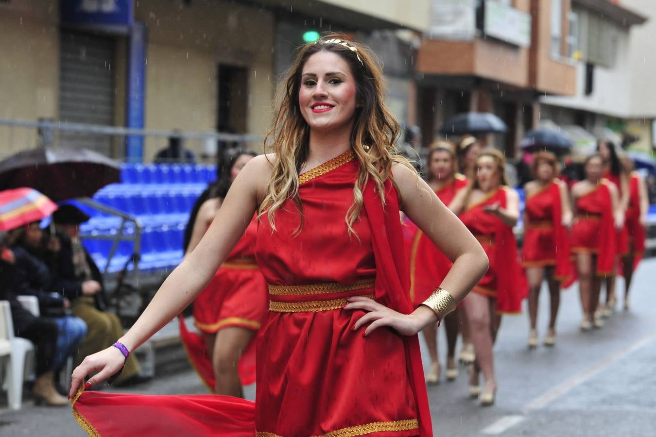 La lluvia y el viento desapacible deslucieron el lunes el segundo desfile de comparsas del Carnaval de Cabezo de Torres