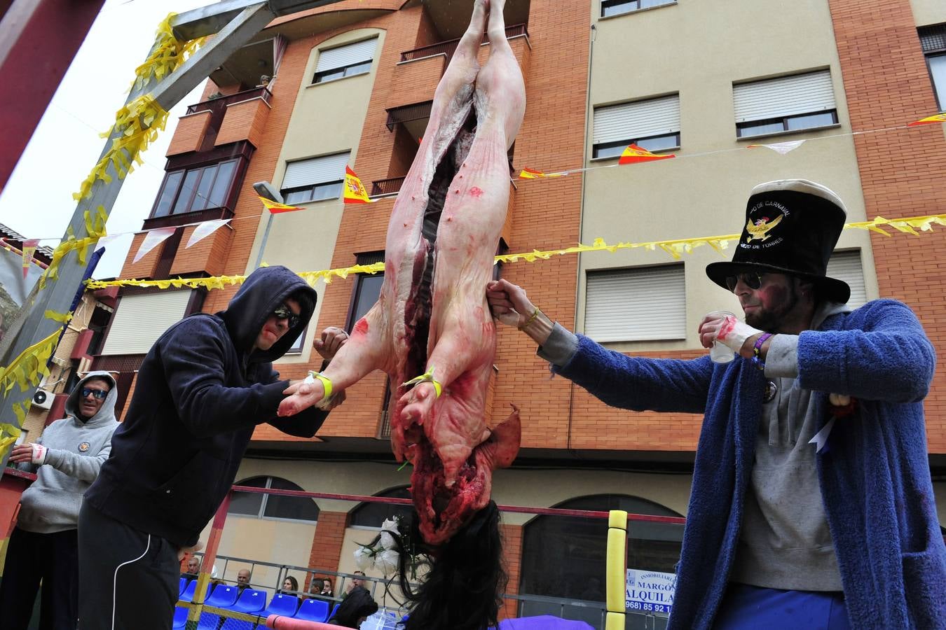 La lluvia y el viento desapacible deslucieron el lunes el segundo desfile de comparsas del Carnaval de Cabezo de Torres