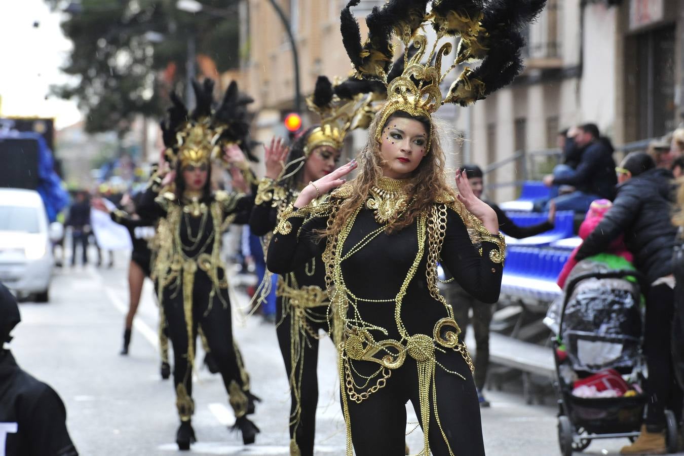 La lluvia y el viento desapacible deslucieron el lunes el segundo desfile de comparsas del Carnaval de Cabezo de Torres
