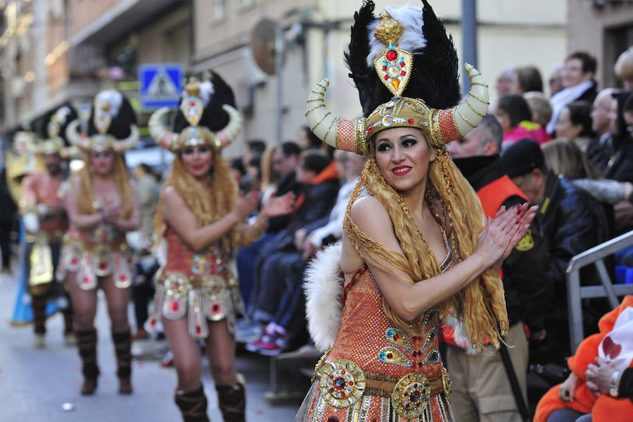Las comparsas de Cabezo de Torres se lucen ante miles de vecinos y visitantes.