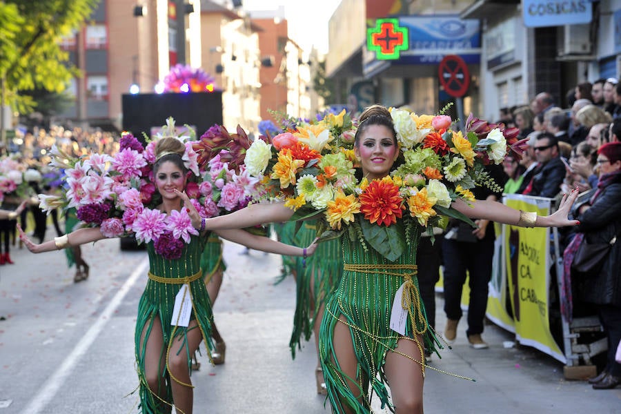 Las comparsas de Cabezo de Torres se lucen ante miles de vecinos y visitantes.